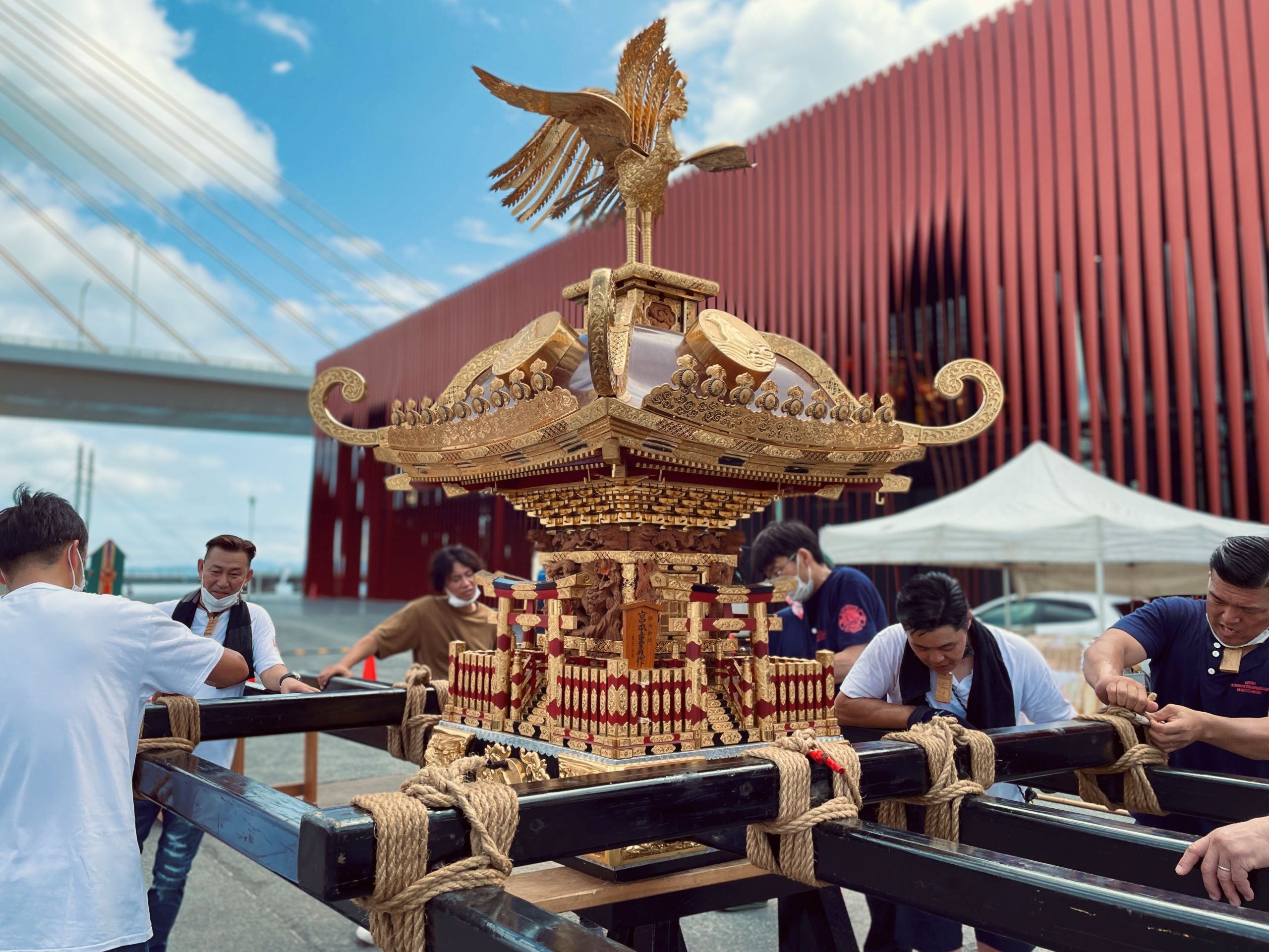 神輿を組む会員達